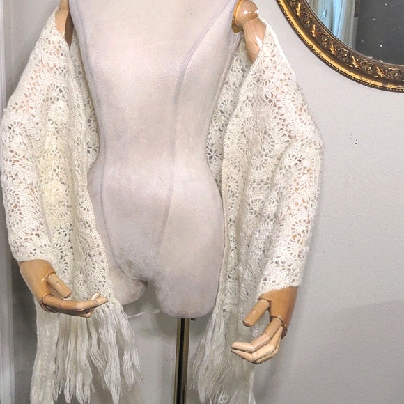 Vintage winter scarf ivory lace crochet wrap shawl scalloped fringed hem - Picture 6 of 8